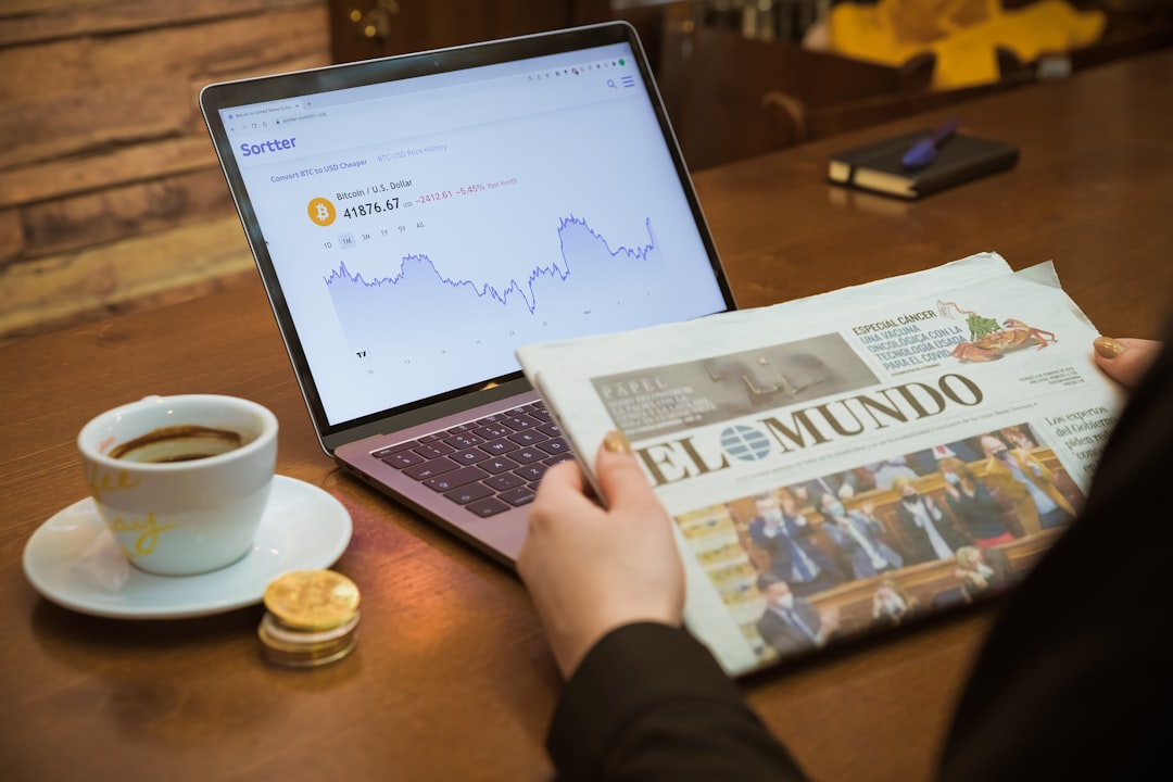 Drinking coffee in a coffee shop checking El Mundo from Spain with Bitcoin chart aside. — Foto: Sortter / Unsplash