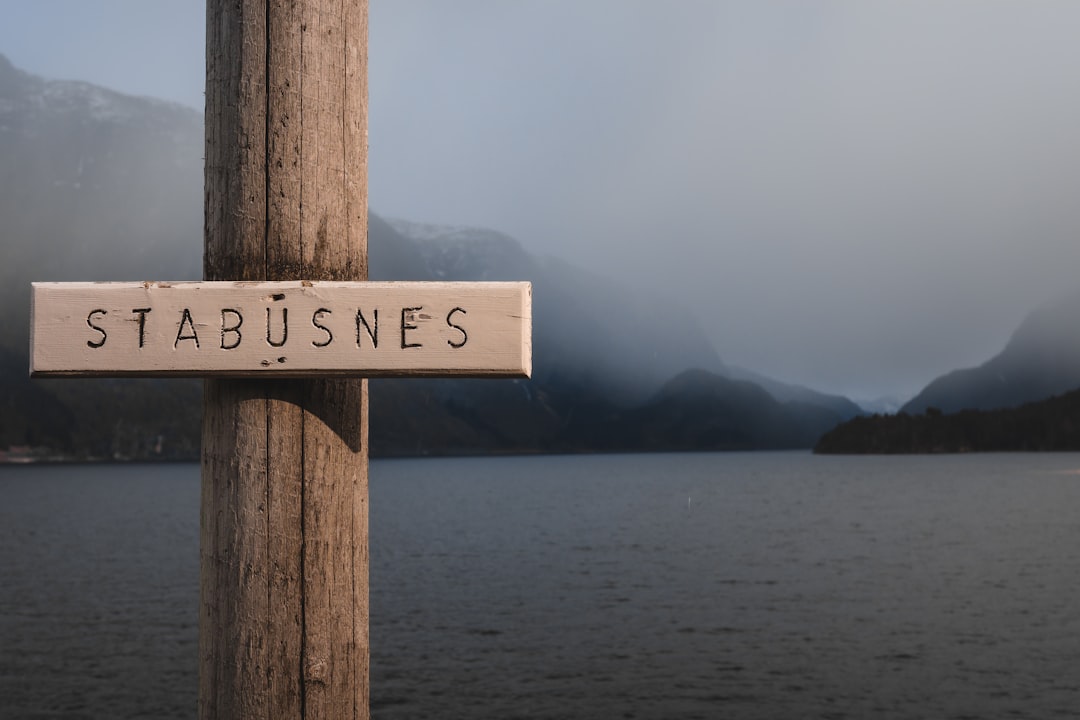 a wooden pole with a sign on it — Foto: yaennckew / Unsplash