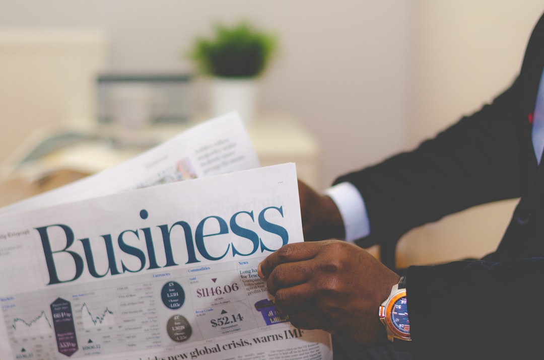 Businessman opening a paper — Foto: Adeolu Eletu / Unsplash