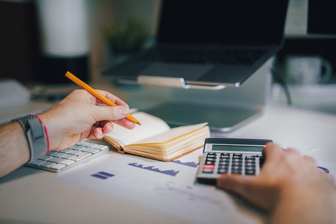 Currencies and finance. Stock exchange. Calculator on the table — Foto: Jakub Żerdzicki / Unsplash