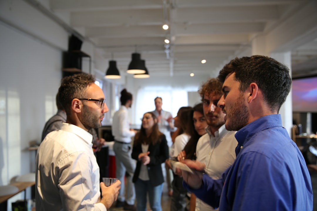 Perfil de audiencia: LinkedIn vs Facebook empresas cara a cara